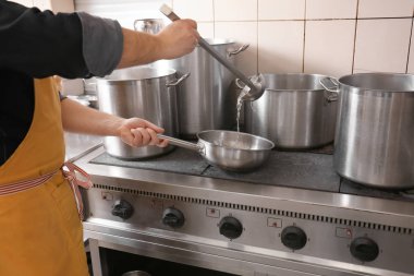 erkek Şef Restoran mutfağında yemek