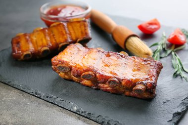 Tablo üzerinde lezzetli ızgara kaburga ile kayrak plaka