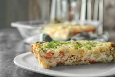 Plaka ile lezzetli brokoli güveç masada. Taze fırın