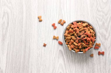 Tahta masada köpek maması var.