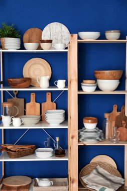 Mavi duvar arka plan üzerinde yemekleri ile raf mutfak