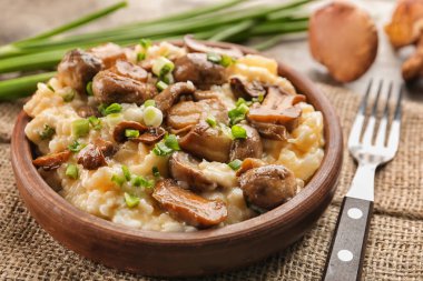 Risotto ve mantar masada, closeup ile kase