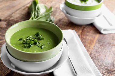 Masada lezzetli ıspanak çorbası ile kase