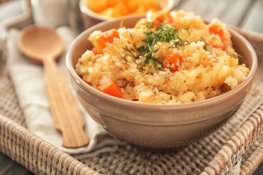 Hasır tepsi, closeup lezzetli kabak risotto ile kase