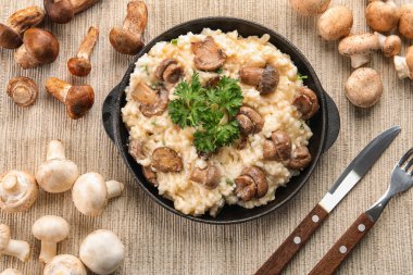 Risotto ve mantarlı masada, üstten görünüm kompozisyon