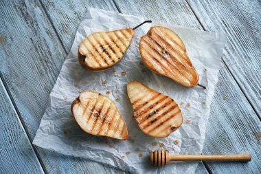Masada lezzetli pişmiş armut