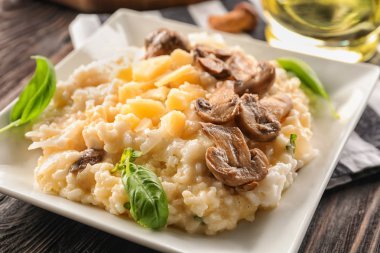 Risotto ve ahşap masa, closeup üzerinde mantar levha