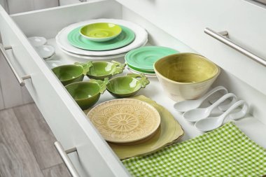 Farklı mutfak eşyaları ile çekmece