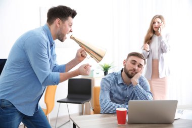 Öfkeli patron ofiste uyku çalışan çığlık megafon ile