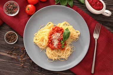 Plaka üzerinde et soslu lezzetli makarna