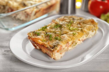 Plaka ile lezzetli brokoli güveç masada. Taze fırın