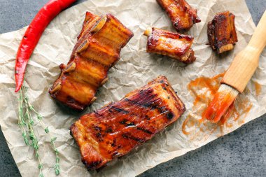 Tablo üzerinde lezzetli ızgara kaburga