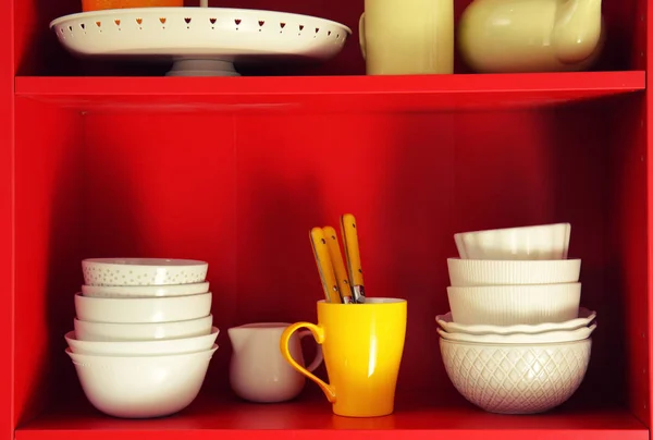Красный Киоск Керамической Посудой — стоковое фото