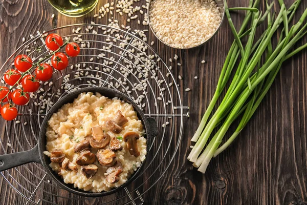 Composição Com Delicioso Risoto Fundo Madeira — Fotografia de Stock