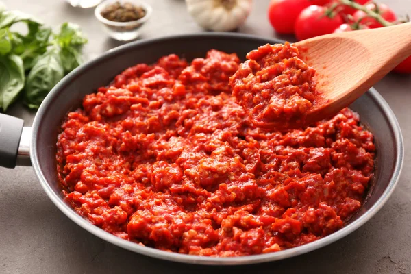 Cucchiaio Legno Con Ragù Carne Sopra Padella Sul Tavolo — Foto Stock
