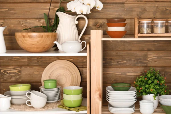 Estantería Cocina Con Platos Sobre Fondo Pared Madera — Foto de Stock