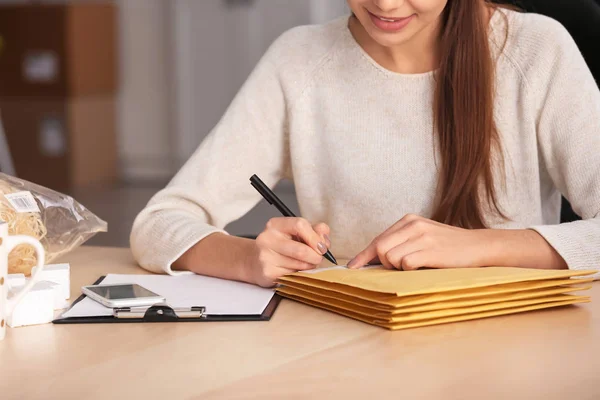 Jeune Femme Préparant Des Enveloppes Colis Pour Expédition Client Bureau — Photo