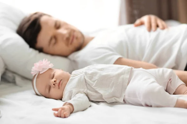 Νεαρός Πατέρας Χαριτωμένο Μωρό Ύπνο Στο Κρεβάτι Στο Σπίτι — Φωτογραφία Αρχείου