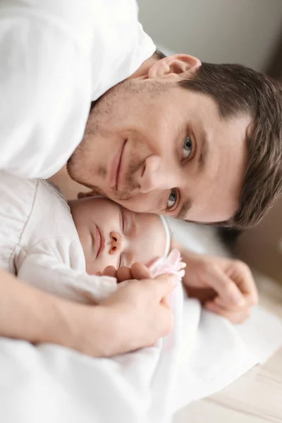 Νεαρό Πατέρα Και Μωρό Του Στο Κρεβάτι Στο Σπίτι — Φωτογραφία Αρχείου