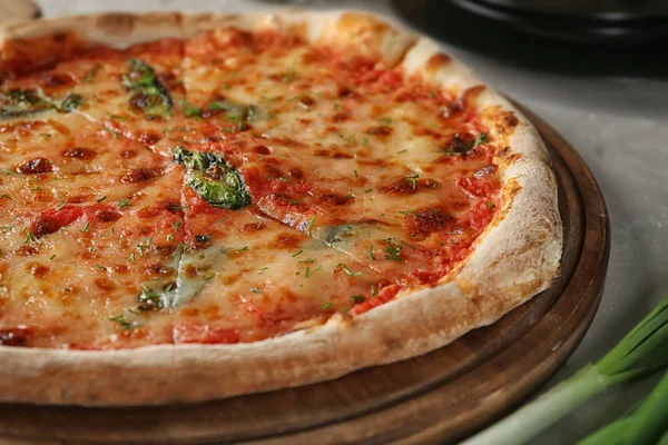 Leckere Pizza Bord Nahaufnahme Frisch Aus Dem Ofen — Stockfoto