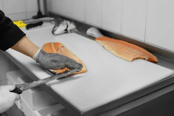 厨卫餐桌上切鲜鲑鱼的主厨 — 图库照片