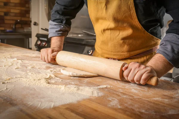 Αρσενικό Σεφ Προετοιμάζει Ζύμη Για Πίτσα Κουζίνα Εστιατορίου — Φωτογραφία Αρχείου