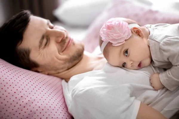 Joven padre y bebé en la cama — Foto de Stock