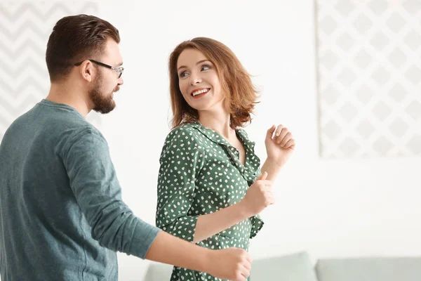 Preciosa Pareja Bailando Juntos Casa — Foto de Stock