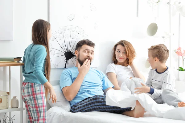 Niños Despertando Sus Padres Dormitorio —  Fotos de Stock