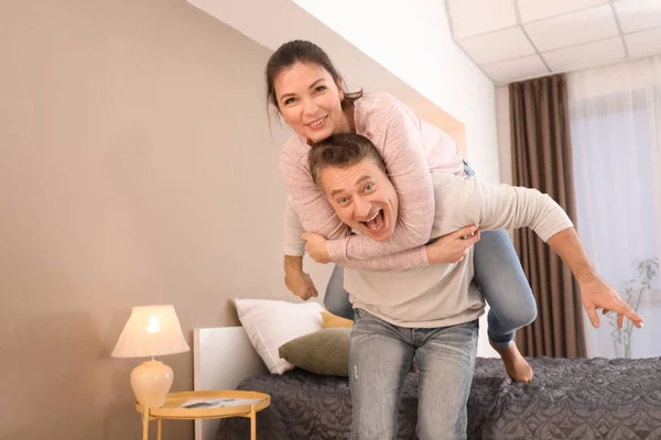 Encantador Casal Divertindo Juntos Casa — Fotografia de Stock