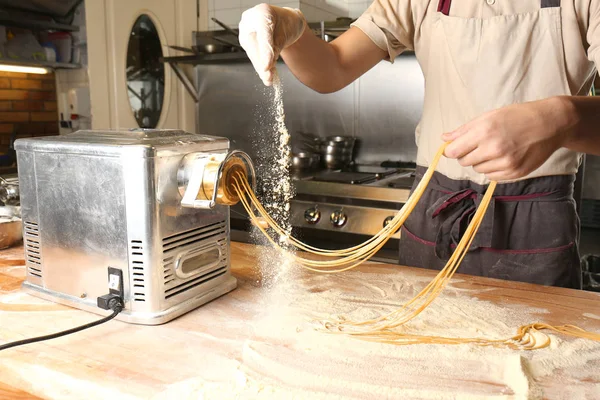 Male Chef Preparing Pasta Restaurant Kitchen — Stock Photo, Image