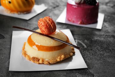 Grunge zemin üzerine lezzetli mousse kek