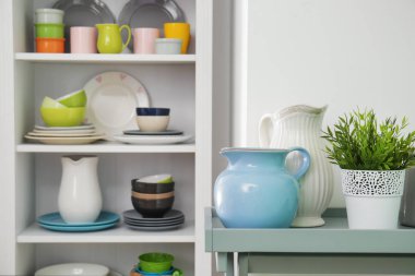 Renkli seramik dishware kapalı beyaz depolama standı