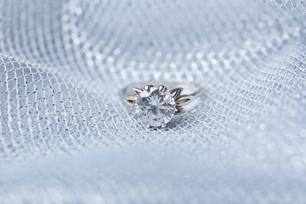 Örgü Kumaş Closeup Üzerinde Güzel Nişan Yüzüğü — Stok fotoğraf