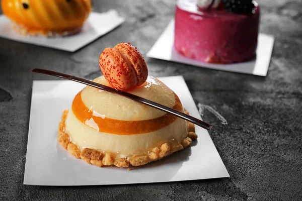 Grunge zemin üzerine lezzetli mousse kek