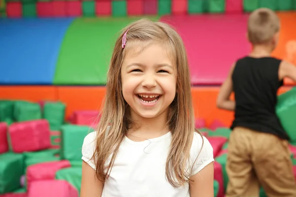 Schattig Meisje Uitgaanscentrum — Stockfoto