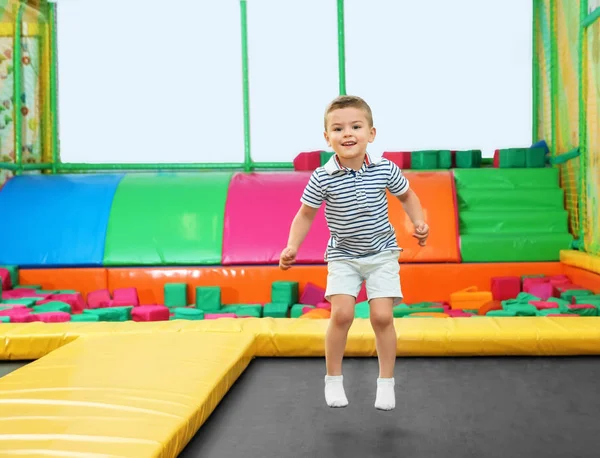 Cute Boy Jumping Trampolinie Centrum Rozrywki — Zdjęcie stockowe