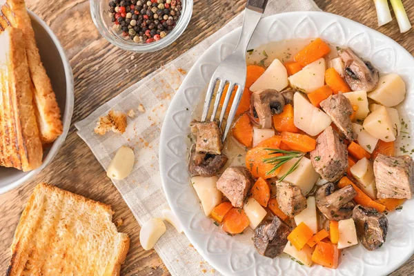 テーブルの上の肉とジャガイモの煮込みプレート — ストック写真