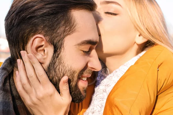 Smuk Ung Kvinde Kysser Sin Kæreste Udendørs Closeup - Stock-foto