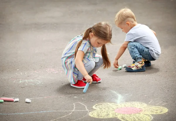 Niedliche Kleine Kinder Malen Mit Kreide Auf Asphalt — Stockfoto