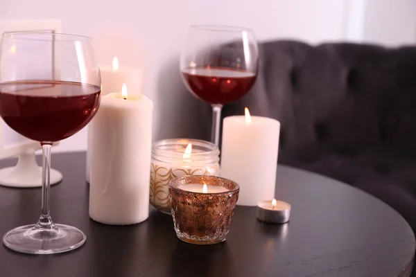 Brinnande Ljus Och Glas Vin Bordet Rummet — Stockfoto