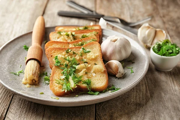 Placa Con Delicioso Pan Ajo Casero Mesa —  Fotos de Stock