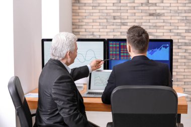 Erkek Broker ofisinde çalışıyor. Finans ticaret kavramı