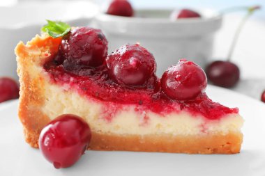 Kiraz plaka, closeup ile lezzetli peynirli kek