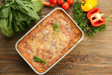 Ahşap zemin üzerine ıspanaklı lazanya pişirme çanağı