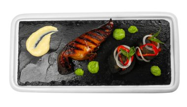 Lezzetli ızgara balık ve beyaz arka planda, üstten görünüm garnitür ile kayrak plaka