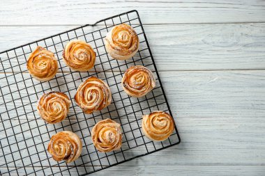 Puf böreği ahşap arka plan üzerinde elma gül ile kabin soğutma