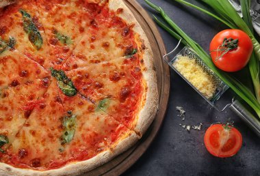 Lezzetli pizza masada. Taze fırın