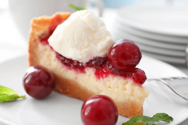 Kiraz plaka, closeup ile lezzetli peynirli kek