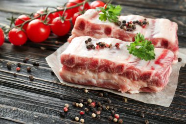 Taze Çiğ domuz kaburga ile baharat ahşap tablo